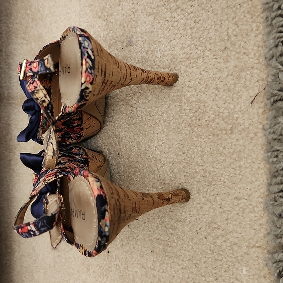 Floral Heels - Picture 3 of 4